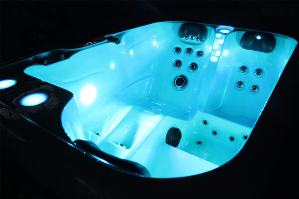 Spa Sublime Line Tyro, illuminé de nuit avec éclairage LED, créant une ambiance relaxante et apaisante en extérieur.