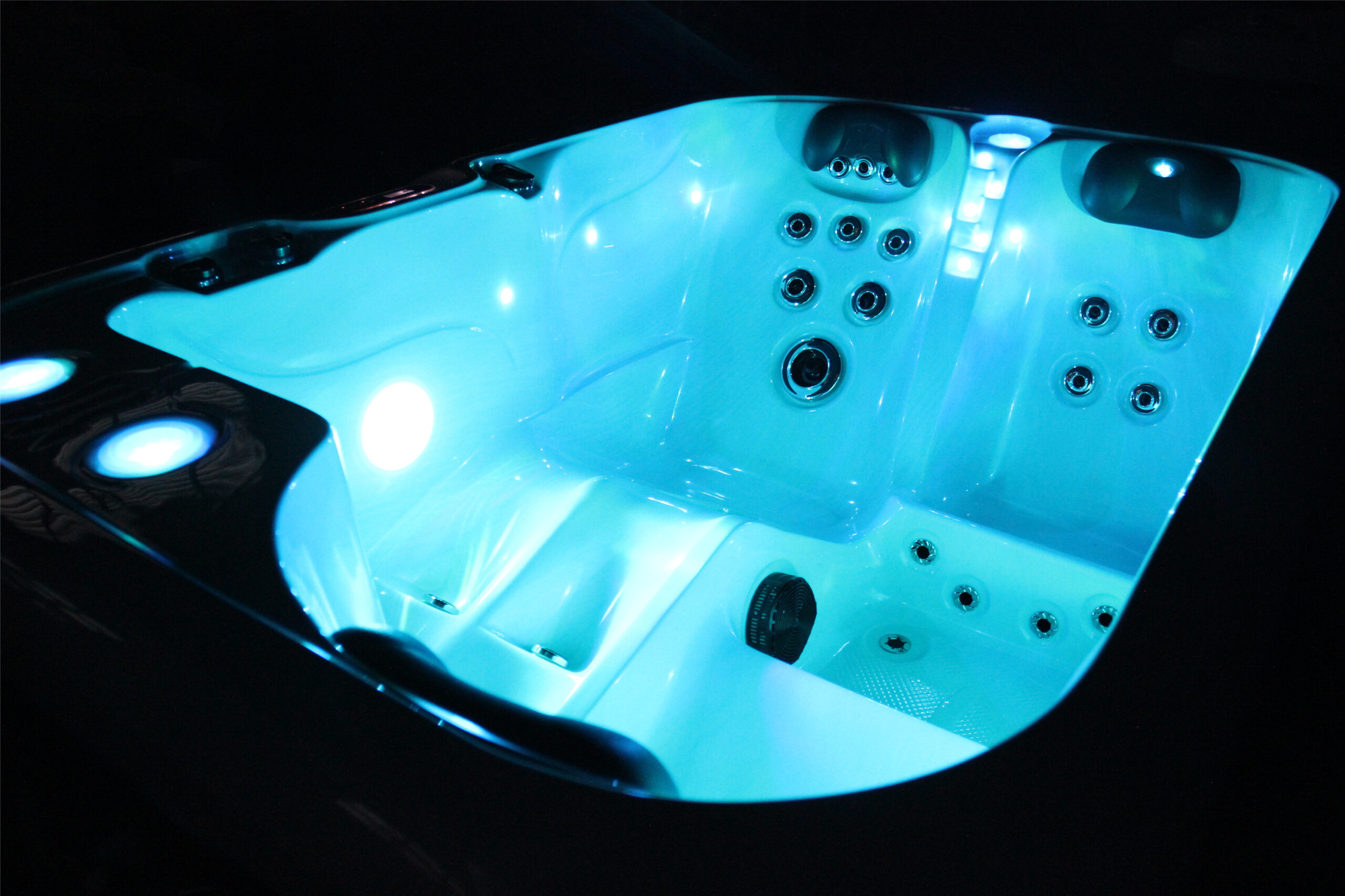 Spa Sublime Line Tyro, illuminé de nuit avec éclairage LED, créant une ambiance relaxante et apaisante en extérieur.
