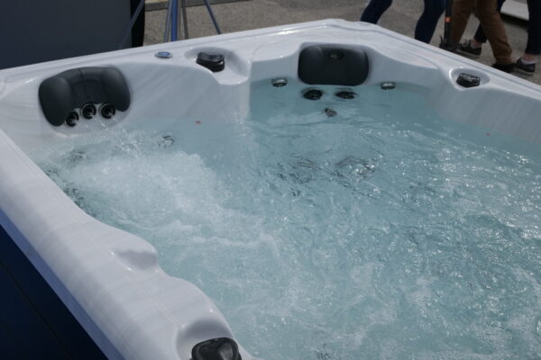 Modèle de spa installé en exposition, permettant aux visiteurs de découvrir son confort et son ergonomie.