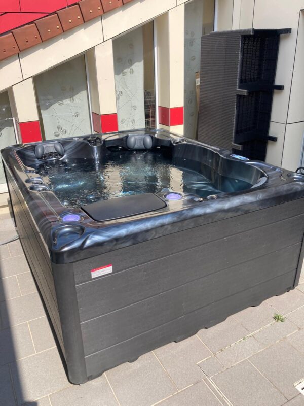 Spa de luxe en démonstration lors d’un événement, avec explication des bienfaits de l’hydrothérapie.