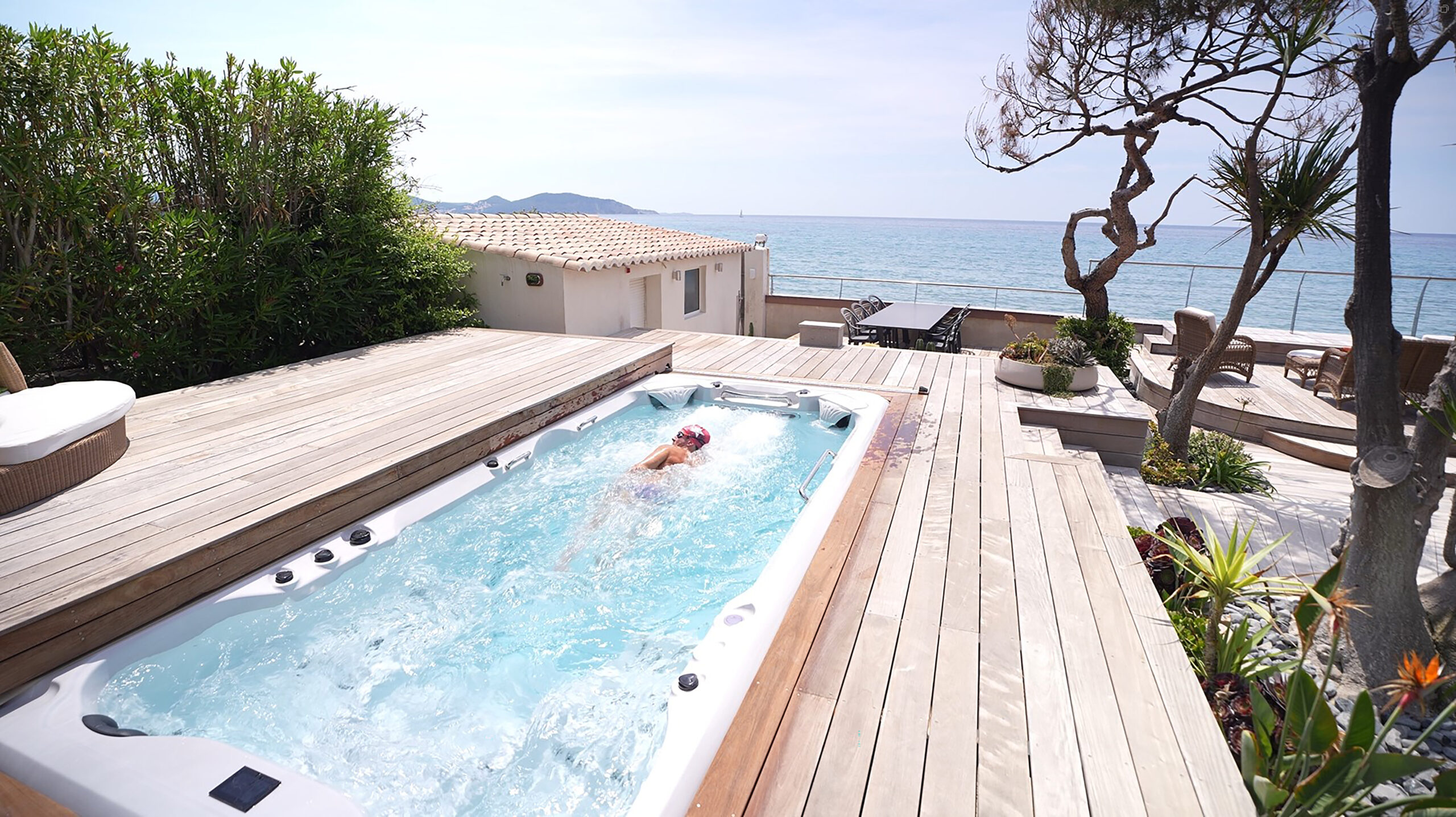 Spa de nage Neptune, allie détente en famille et sport