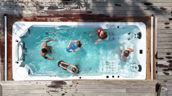 Spa de nage Neptune, allie détente en famille et sport