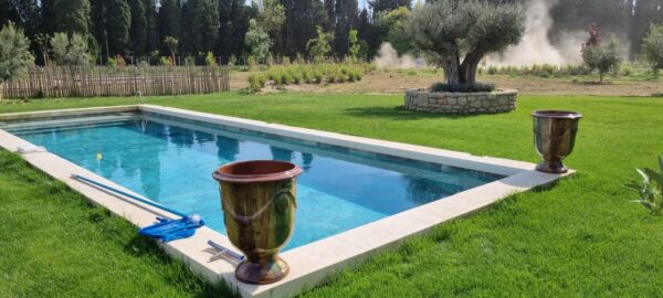 Piscine en béton sur mesure et aménagement extérieur de luxe