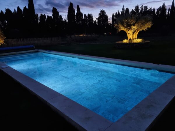 Piscine en béton sur mesure et aménagement extérieur de luxe